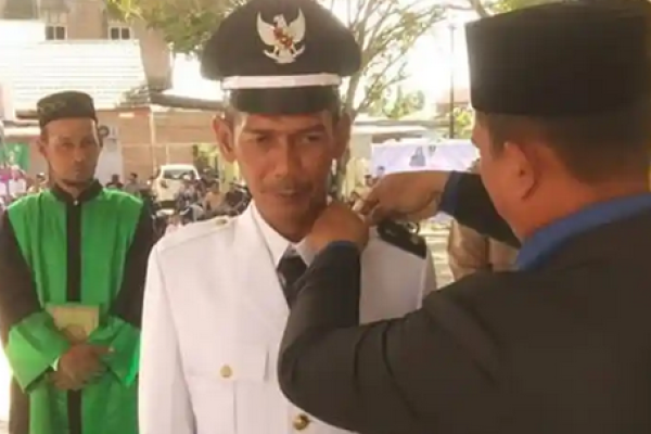 Camat Lantik Keuchik dan Imum Gampong Bireuen Meunasah Tgk Digadong
