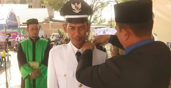 Camat Lantik Keuchik dan Imum Gampong Bireuen Meunasah Tgk Digadong